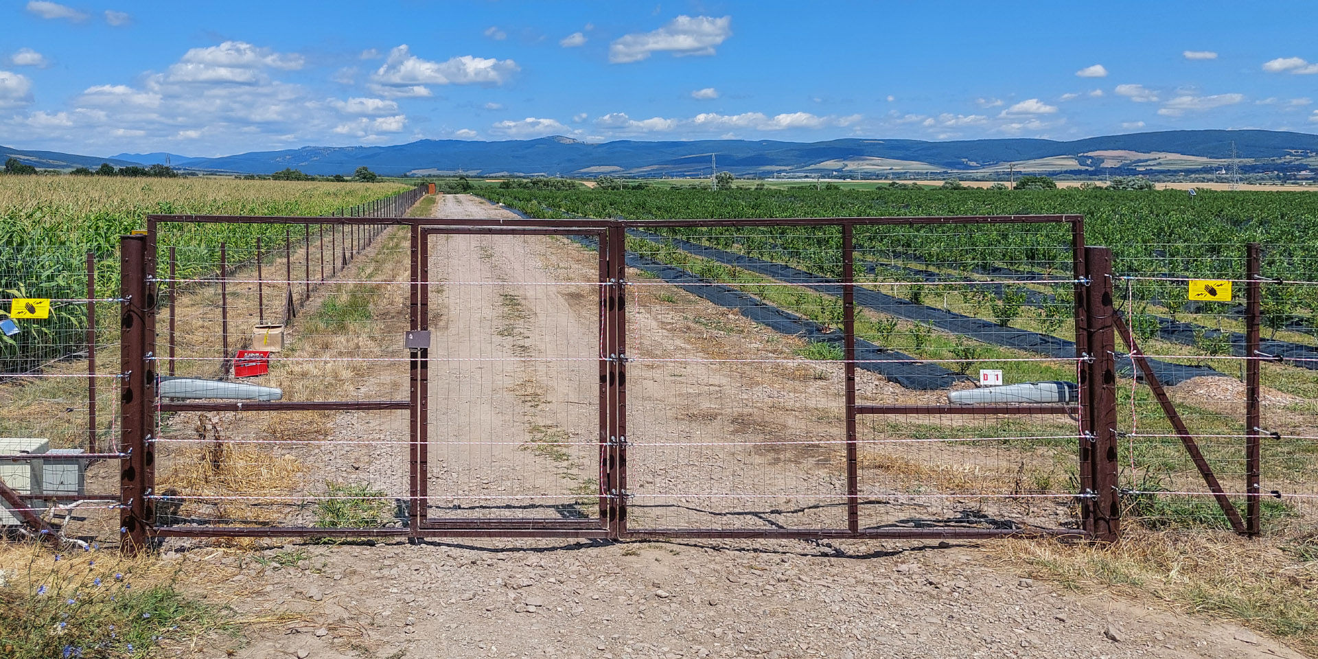 Монтаж на система за електрическа ограда върху съществуващи конструкции