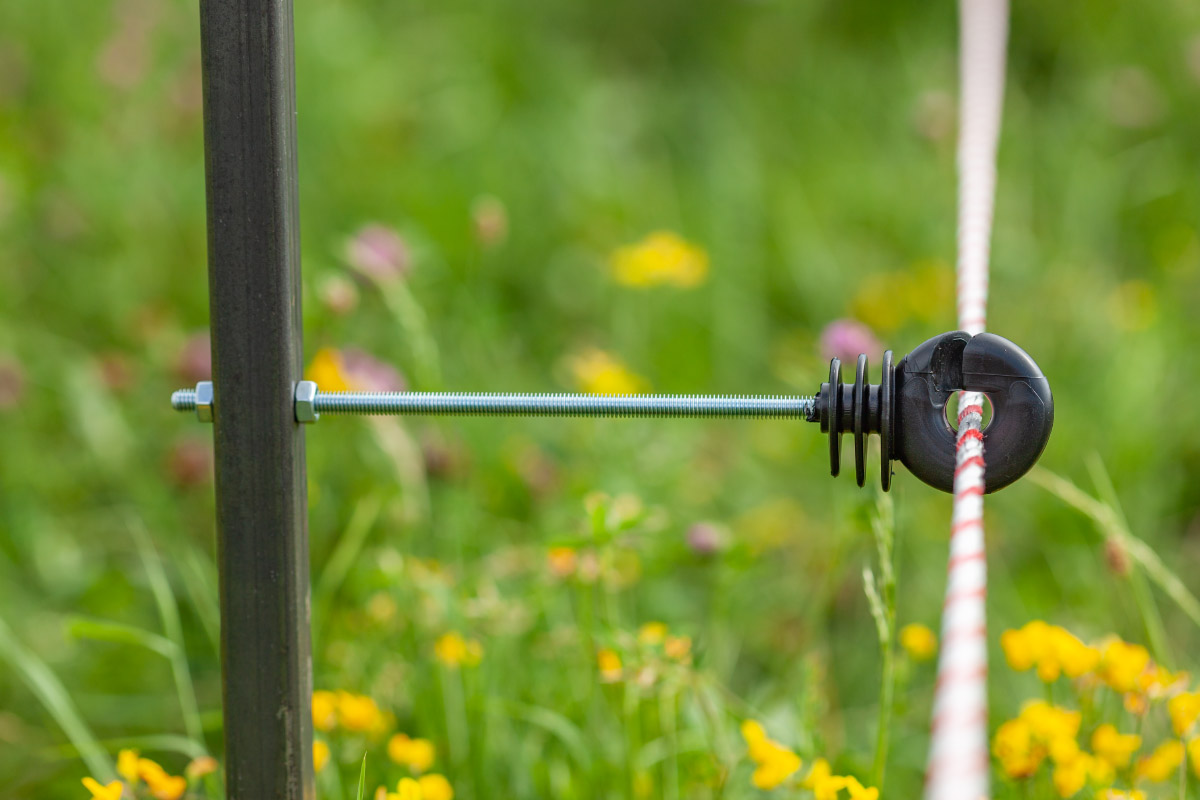 Изолатор с метрична резба M6