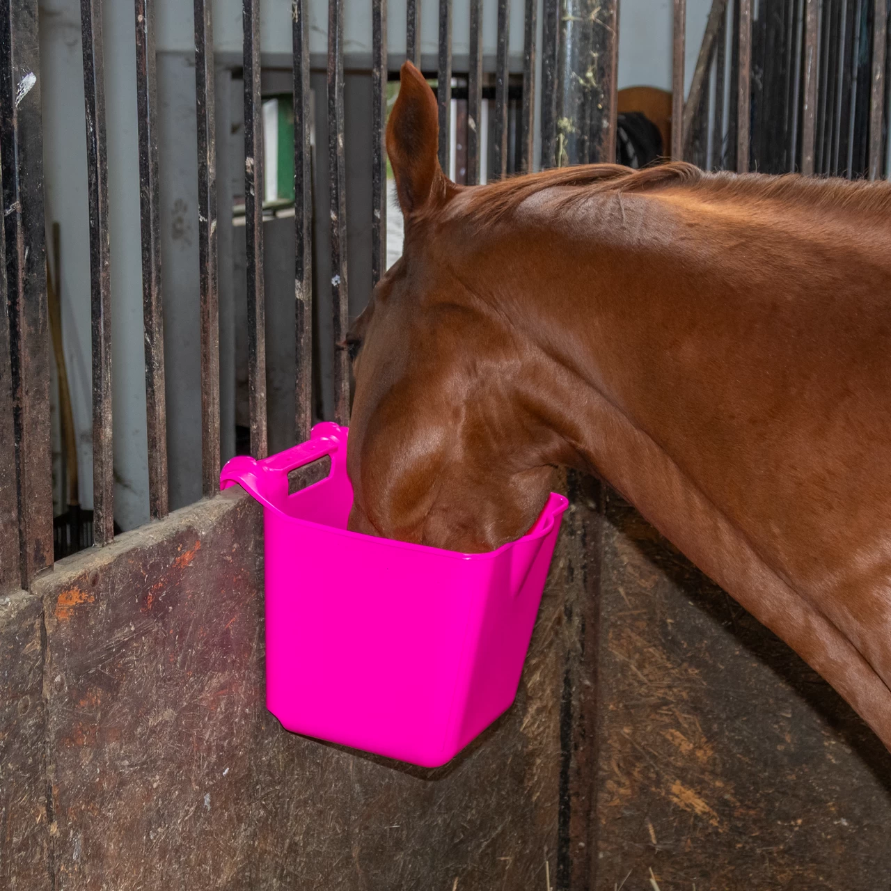 Кофа за хранене с конзола за окачване, квадратна форма, розова, 13 литра