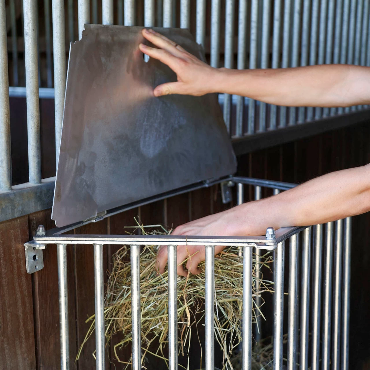 Металнa яслa за сено, за монтаж на стена, 81 × 114 см