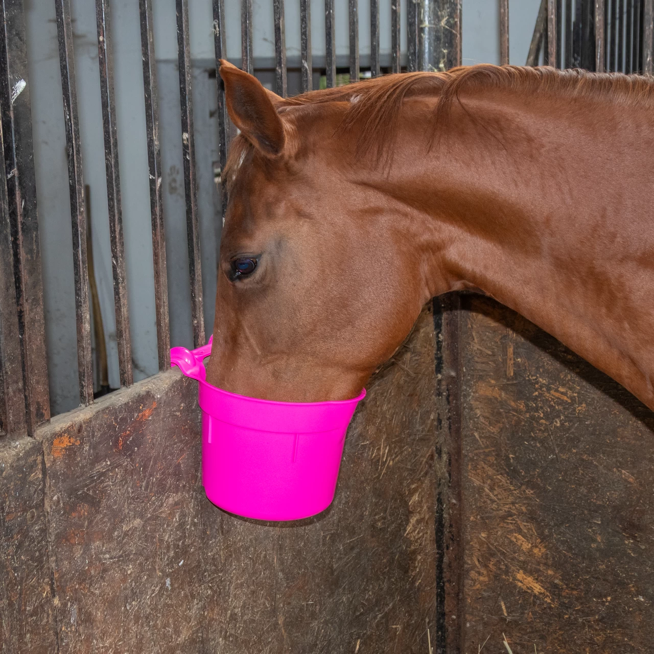 Кофа за хранене, с конзола за окачване, цилиндрична форма, розова, 8 литра